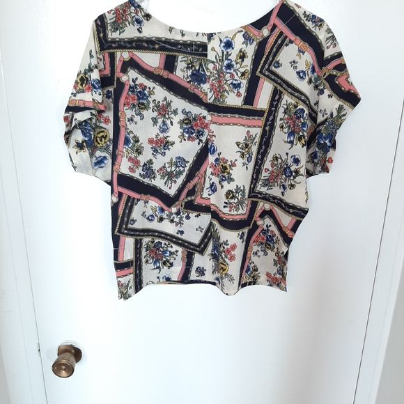 Beautiful Flower Top - Picture 2 of 4